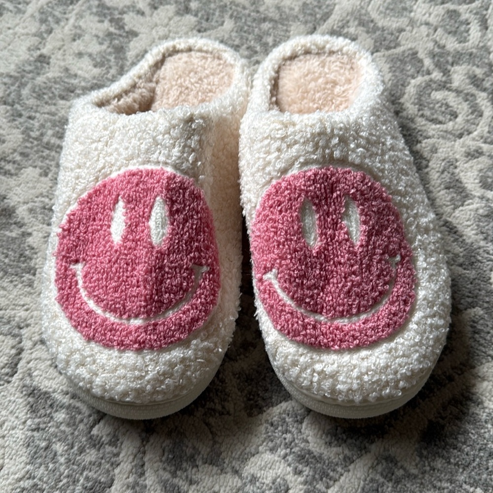 Smile Face Slippers NWOT